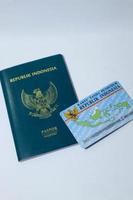 indonesiano verde passaporto e indonesiano identità carta Di proprietà di indonesiano cittadini. foto