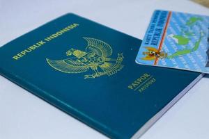 indonesiano verde passaporto e indonesiano identità carta Di proprietà di indonesiano cittadini. foto