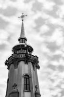 chiesa cristiana croce nell'alta torre del campanile per la preghiera foto