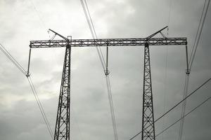acciaio costruzione per elettricità. elettrico trasmissione linea contro cielo. foto