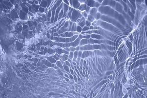 defocus sfocato trasparente blu colorato chiaro calma acqua superficie struttura con spruzzi e bolle. di moda astratto natura sfondo. acqua onde nel luce del sole con copia spazio. blu acquerello splendente foto