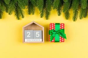 superiore Visualizza di abete albero, di legno calendario e regalo scatola su colorato sfondo. il venti quinto di dicembre. allegro Natale tempo con vuoto spazio per il tuo design foto
