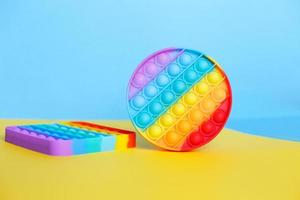 moderno di moda silicone giocattolo pop su un' multicolore sfondo. figli di educativo anti stress giocattolo foto