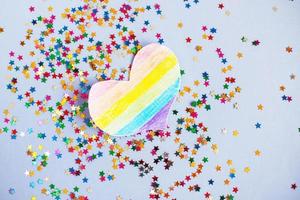 multicolore paillettes e LGTB bandiera nel il modulo di un' cuore. concetto di un' lgbt vacanza foto