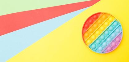 moderno di moda silicone giocattolo pop su un' multicolore sfondo. figli di educativo anti stress giocattolo foto