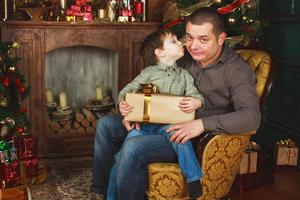 bambino ricevuto un' regalo a partire dal il suo padre foto