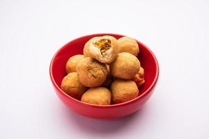 asciutto kachori è un' asciutto frutta ripieno palla sagomato Farsan anche chiamato Kachauri, kachodi e katchuri foto