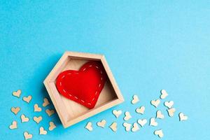 superiore Visualizza di rosso tessile cuore nel un' di legno Casa decorato con piccolo cuori su colorato sfondo. forma di cuore. casa dolce casa. San Valentino giorno concetto foto