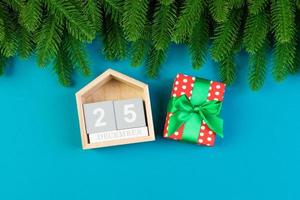 superiore Visualizza di abete albero, di legno calendario e regalo scatola su colorato sfondo. il venti quinto di dicembre. allegro Natale tempo con vuoto spazio per il tuo design foto