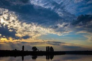 bellissimo Alba e drammatico nuvole su il cielo. Alba luce, naturale sfondo foto