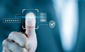 uomo d'affari impronta digitale scansione fornisce sicurezza accesso con biometrica identificazione, concetto di futuro attività commerciale sicurezza tecnologia e cibernetica. foto