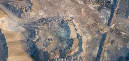 molte di arenaria colline su il motivo di il cemento fabbrica prima essere trasportato come crudo materiali. foto