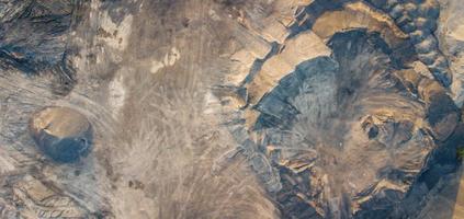 molte di arenaria colline su il motivo di il cemento fabbrica prima essere trasportato come crudo materiali. foto