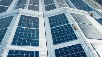 volare al di sopra di non identificato ingegneria impostato su un' solare cellula su il tetto di un' grande industriale fabbrica. solare tetti siamo generando rinnovabile energia per il industria. foto