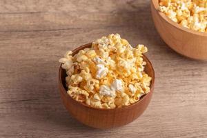 Popcorn nel un' di legno tazza. spuntini. foto