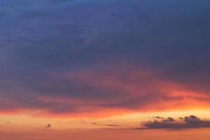 colorato nuvoloso crepuscolo bellissimo cielo paesaggio urbano tramonto e mattina Alba. drammatico sera notte presto mattina Visualizza. panoramico natura sfondo concetto. copia spazio per testo. mondo ambiente giorno foto