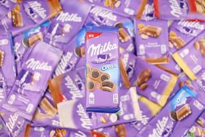 Kharkov. Ucraina - Maggio 17, 2022 molti involucri di viola milka cioccolato. milka è un' svizzero marca di cioccolato confezione manufatto di azienda mondelez internazionale foto