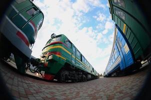 foto di moderno elettrico treni di russo produzione. forte distorsione a partire dal il fisheye lente