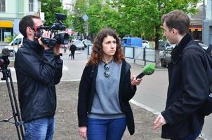 Kharkov. Ucraina - Maggio 17, 2022 partecipanti di il primo lgbt azione nel charkov dare interviste di un inaspettato attacco e rottura di il evento foto