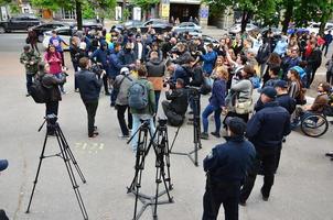 Kharkov. Ucraina - Maggio 17, 2022 il organizzazione di ucraino nazisti e patrioti di il orientale corpo ustioni il bandiera di lgbt nel Kharkov. teppisti e ultras contro il esistenza di minoranze foto