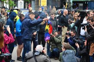 Kharkov. Ucraina - Maggio 17, 2022 il organizzazione di ucraino nazisti e patrioti di il orientale corpo ustioni il bandiera di lgbt nel Kharkov. teppisti e ultras contro il esistenza di minoranze foto