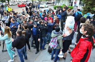 Kharkov, Ucraina - Maggio 17, 2022 il organizzazione di ucraino nazisti e orientale corpo patrioti interrompe il primo lgbt azione nel Kharkov. teppisti e ultras contro il esistenza di minoranze foto