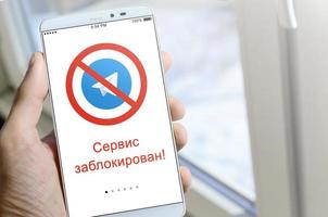 Kharkov, Ucraina - aprile 27, 2022 un' mobile Telefono con il telegramma App schermo con un' proibire cartello e russo iscrizione accesso è negato. Roskomnadzor bloccato il telegramma servizio nel Russia foto