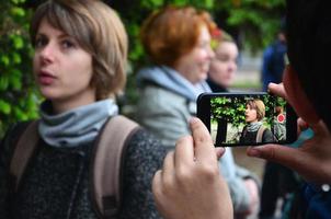 Kharkov. Ucraina - Maggio 17, 2022 partecipanti di il primo lgbt azione nel charkov dare interviste di un inaspettato attacco e rottura di il evento foto