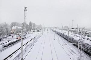 Charkiv. Ucraina - aprile 4, 2022 inaspettato rapido ricaduta di neve nel aprile su il charkov strade foto