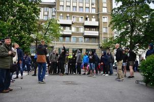 Kharkov, Ucraina - Maggio 17, 2022 il organizzazione di ucraino nazisti e orientale corpo patrioti interrompe il primo lgbt azione nel Kharkov. teppisti e ultras contro il esistenza di minoranze foto