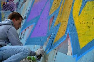 Kharkov. Ucraina - Maggio 2, 2022 Festival di strada arti. giovane ragazzi disegnare graffiti su un vecchio calcestruzzo muri nel il centro di il città. il processi di pittura su muri con aerosol spray lattine foto