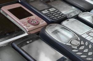 Kharkov, Ucraina - Maggio 12, 2022 mazzo di vecchio Usato antiquato mobile telefoni. raccolta differenziata elettronica nel il mercato a buon mercato foto