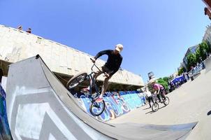 Kharkiv, Ucraina - 27 Maggio, 2022 freestyle bmx piloti nel un' Skate park durante il annuale Festival di strada culture foto