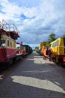 taxi di moderno russo tecnico supporto elettrico treni e ferrovia gru. lato Visualizza di il teste di ferrovia treni con un' lotto di ruote foto