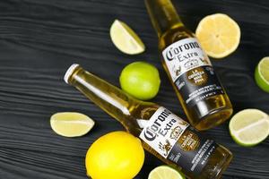 Kharkov, Ucraina - Maggio 3, 2022 bottiglie di corona extra birra con lime fette. corona prodotta di grupo modelo con anheuser busch inbev maggior parte popolare importati birra nel il noi foto