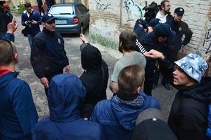 Kharkov. Ucraina - Maggio 17, 2022 conflitto fra il polizia e il organizzazione di nazisti e patrioti durante il dispersione di il primo lgbt azione nel charkov foto