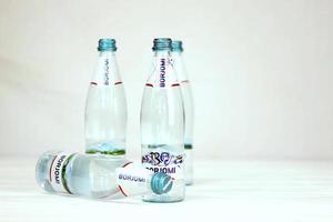 Kharkov. Ucraina - Maggio 2, 2022 bicchiere di borjomi marca di naturalmente carbonato minerale acqua a partire dal molle nel borjomi gola di centrale Georgia foto