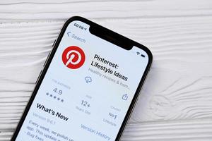 Kharkov. Ucraina - Maggio 2, 2022 Pinterest icona e applicazione a partire dal App memorizzare su i phone 12 professionista Schermo schermo su bianca tavolo foto