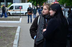 Kharkov, Ucraina - Maggio 17, 2022 alcuni partecipanti di il primo lgbt azione nel charkov dopo suo costretto cessazione di urbano nazisti e ultras foto