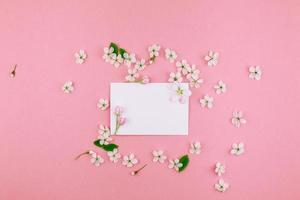 concetto di amore lettera con Busta e fiori foto