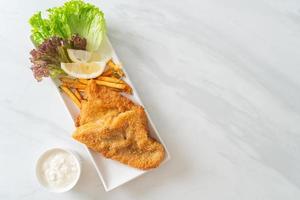 fish and chips - filetto di pesce fritto con chips di patate foto