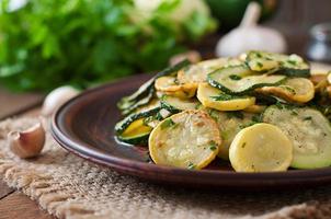 caldo insalata con giovane zucchine con aglio e erbe aromatiche. foto