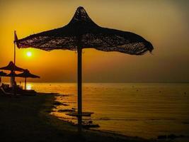 sorprendente tramonto a il spiaggia su vacanza foto