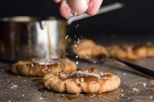 aspersione sale su caramello mare sale biscotti foto