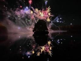 un' Visualizza di un' fuochi d'artificio Schermo a alderford lago nel Whitchurch foto