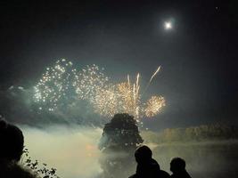 un' Visualizza di un' fuochi d'artificio Schermo a alderford lago nel Whitchurch foto