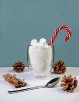 Natale bevanda zabaione. latte bevanda con caramello canna, cannella e marmellata. Natale vacanze. minimalismo foto
