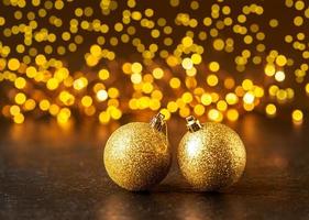 Natale decorazioni. Natale palle su un' buio sfondo con bokeh. selezionato nitidezza foto