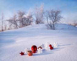 luminosa chincaglieria, Natale palle, i fiocchi di neve e stelle nel il neve. Natale decorazioni foto