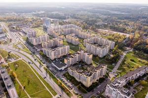 aereo panoramico Visualizza a partire dal altezza di un' multipiano Residenziale complesso e urbano sviluppo foto